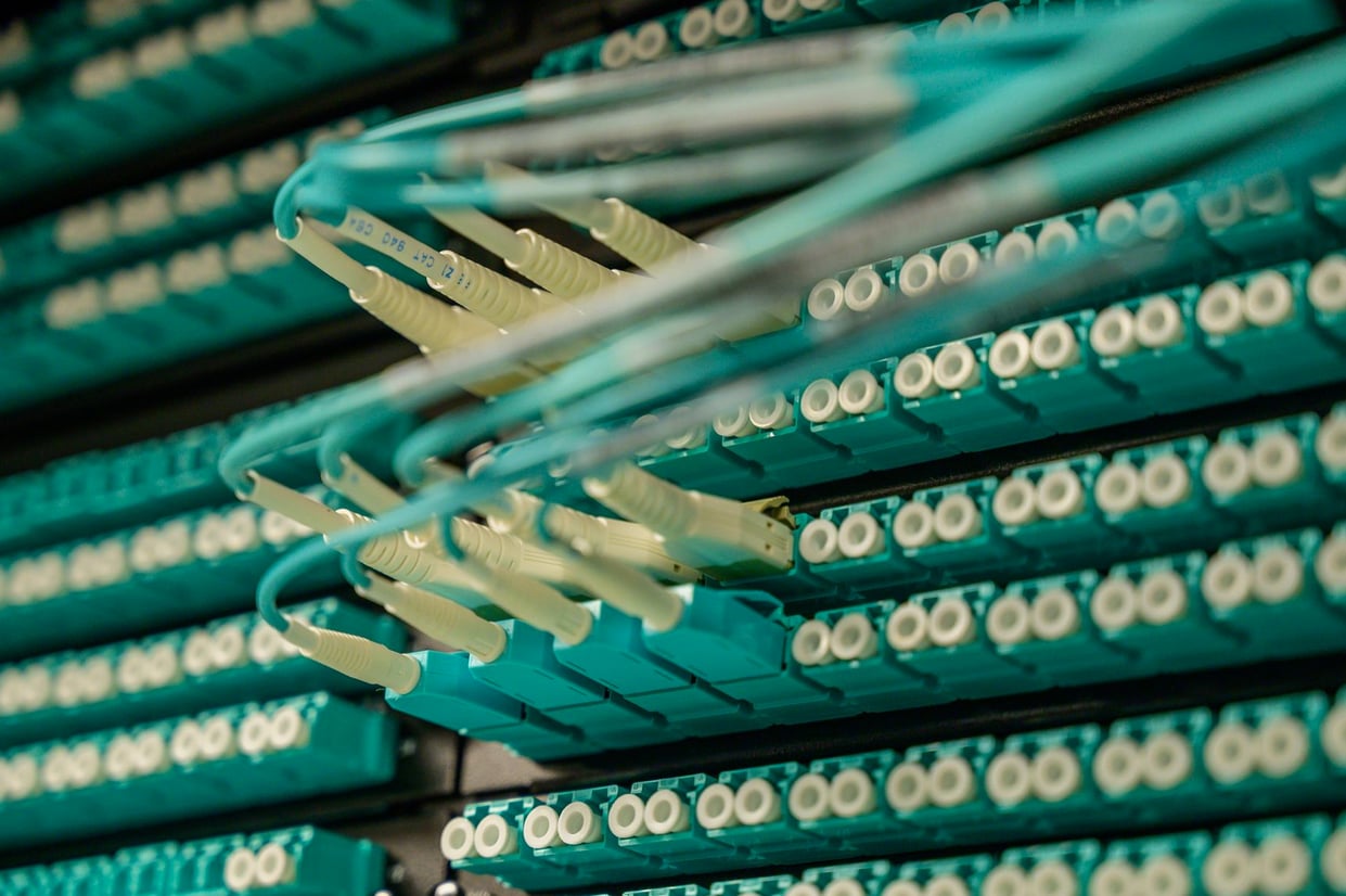 Cabos de fibra óptica conectados em equipamento de rede