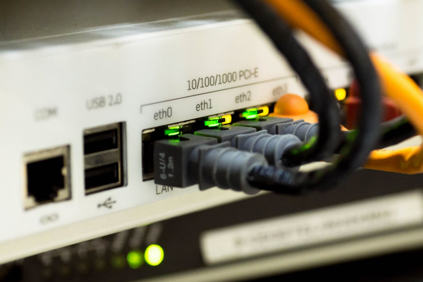 Equipamento de rede com portas ethernet e indicadores