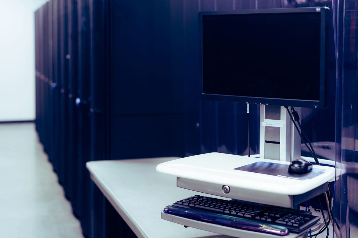 Racks de servidores organizados em sala de dados
